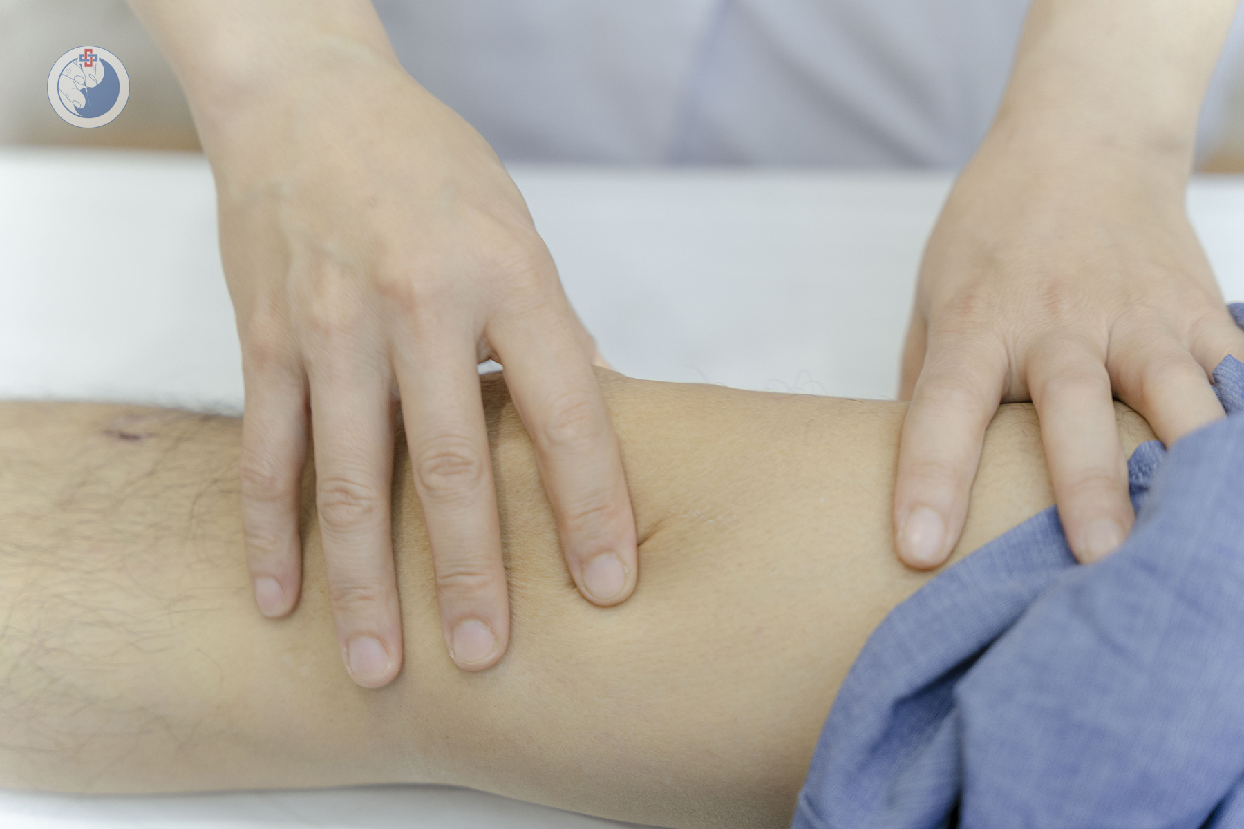 Bấm huyệt xoa bóp vùng đầu gối